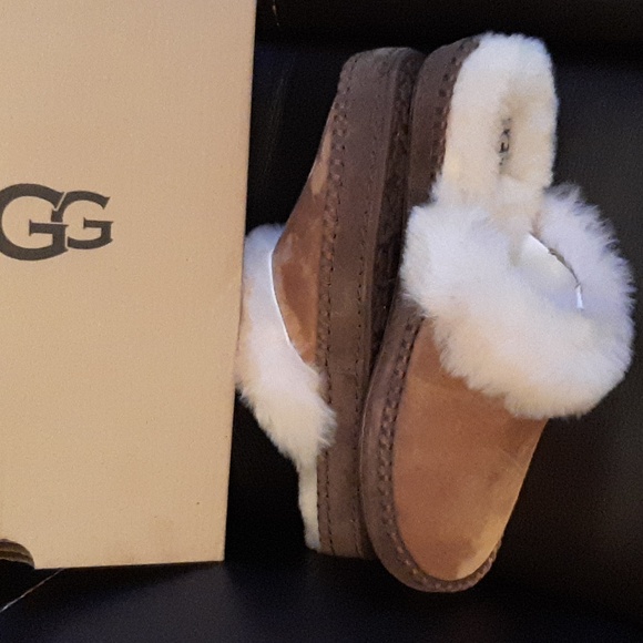 NEW UGGS W/BOX - Picture 7 of 10